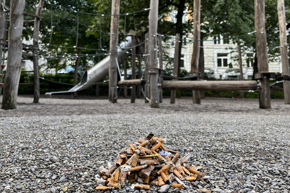 Fumo nei parchi giochi: 15 mila mozziconi in tutta la Svizzera