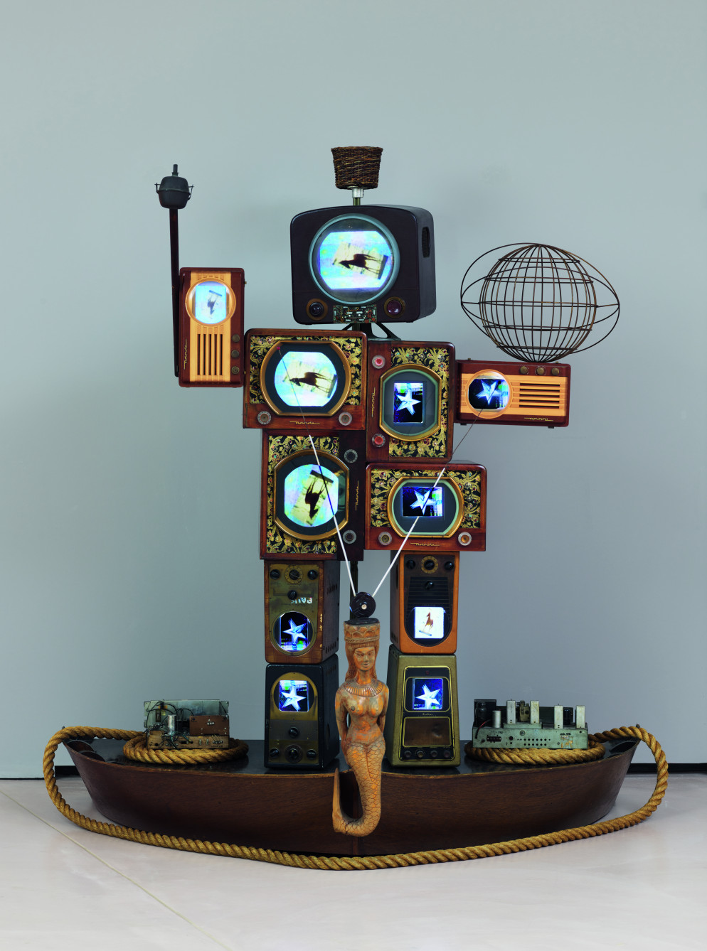 Nam June Paik, Columbus (Eco-Lumbus) + Columbus Boat, 1991. Credito immagine: © Nam June Paik Estate / Foto: Felix Jungo Photography (pagina 126) Undici televisori, due lettori DVD, legno, ferro battuto, ottone e tecniche miste, 260 x 236 x 200 cm