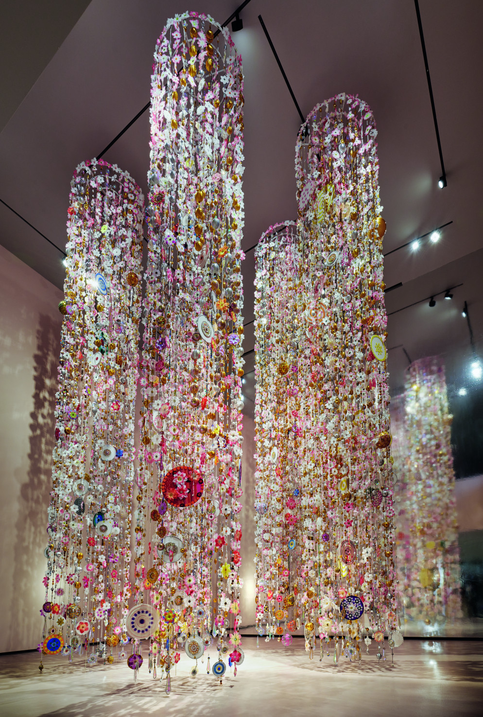 Beatriz Milhazes, Gamboa I, 2013. Credito immagine: © Beatriz Milhazes Studio / Foto: Reto Pedrini Photography (pagina 178) Cinque mobili circolari, vari pendenti e ornamenti in tessuto, plastica, acrilico e carta, altezza: 300 cm ciascuno