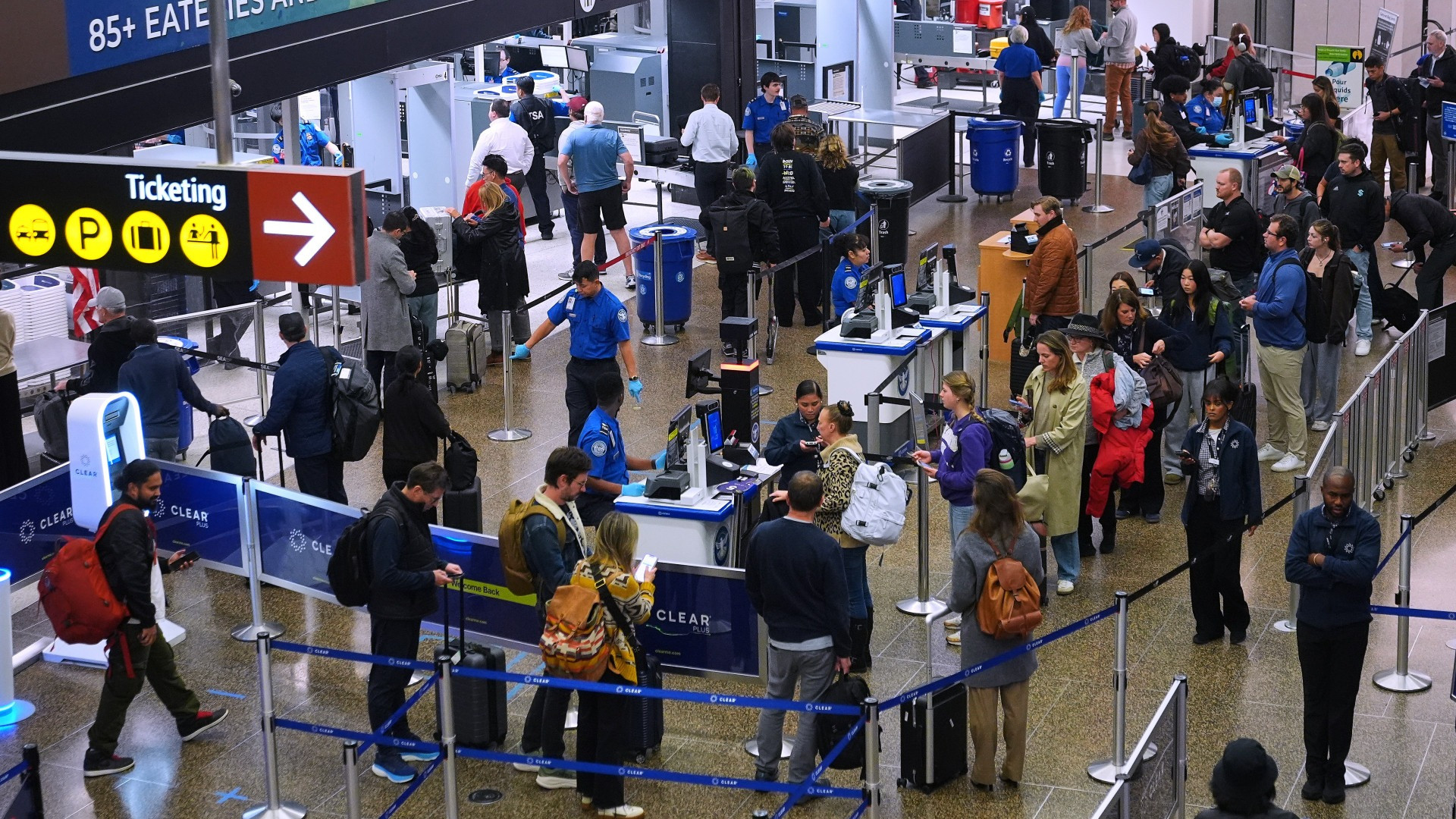 Lo shutdown si abbatte sugli aeroporti: cancellati quasi mille voli nazionali, disagi e ritardi
