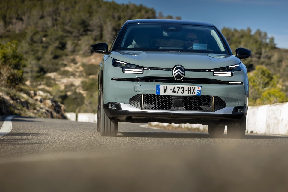 La nuova Citroën C4 si modernizza ma senza strafare