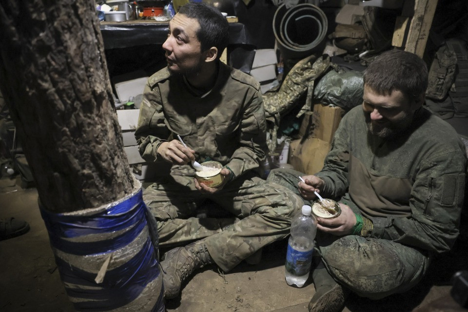 Aumentano gli ucraini in fuga dalla guerra, e Kiev fa ancora i conti con la carenza di soldati