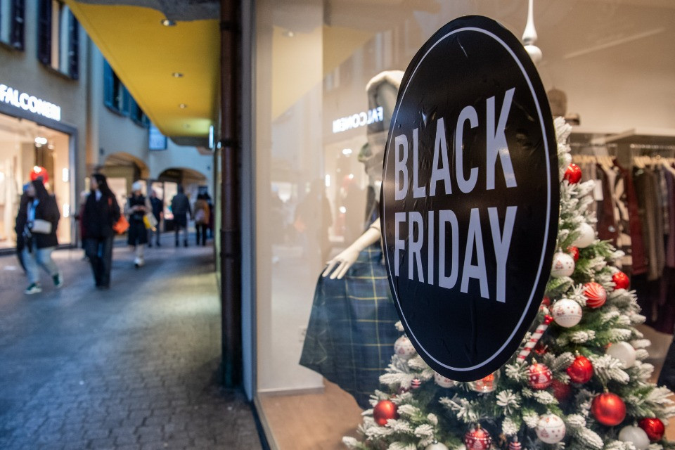 Arriva il Black Friday, ma gli svizzeri vogliono spendere meno