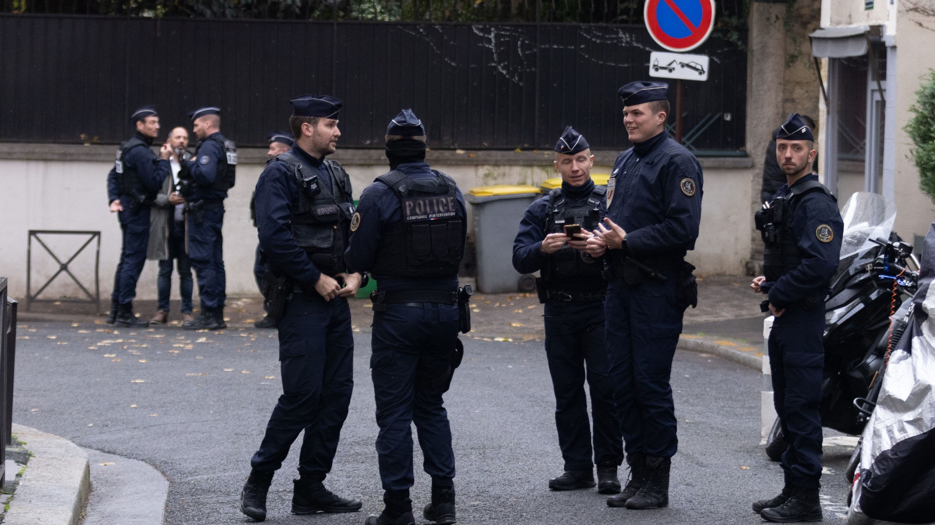 Parigi, uomo armato di coltello neutralizzato in stazione