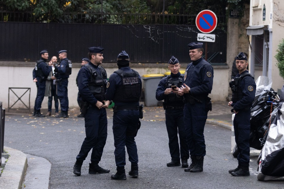 Parigi, uomo armato di coltello neutralizzato in stazione
