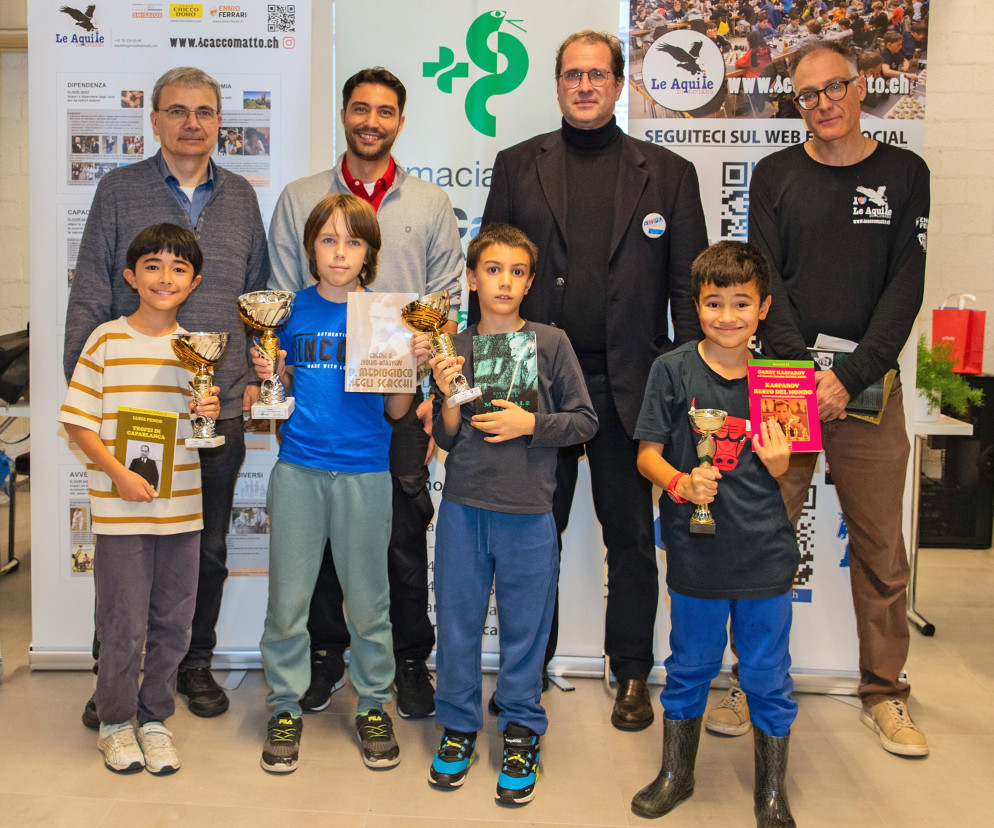 Il momento della premiazione. Dietro, da sinistra: Giovanni Laube (arbitro), Rinaldo Geiler (arbitro), Niccolò Salvioni (vicepresidente Espoverbano), David Camponovo (organizzatore). Davanti, da sinistra: Yuno Bugada, Yaroslav Kononiuk, Marco Ruggiero, Yuma Obataya. © Fotogarbani/MAD