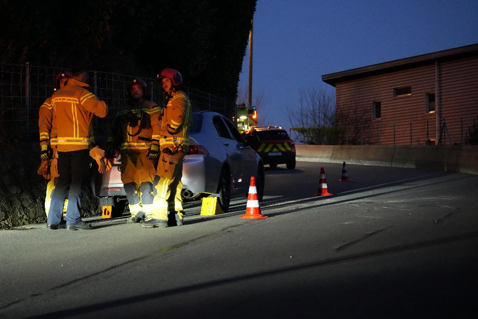 Perde il contro dell'auto, che finisce capovolta: ferite leggere per un uomo
