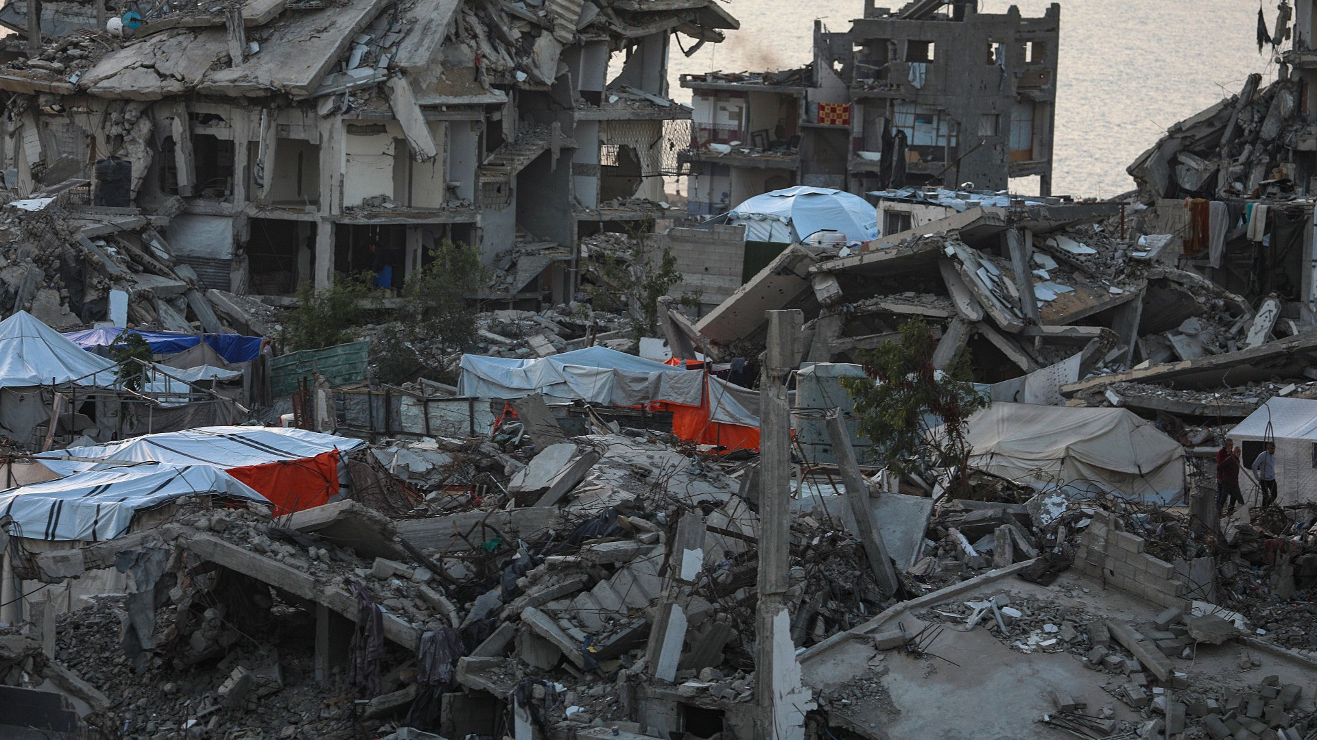 I jet israeliani tornano a bombardare pesantemente la Striscia di Gaza