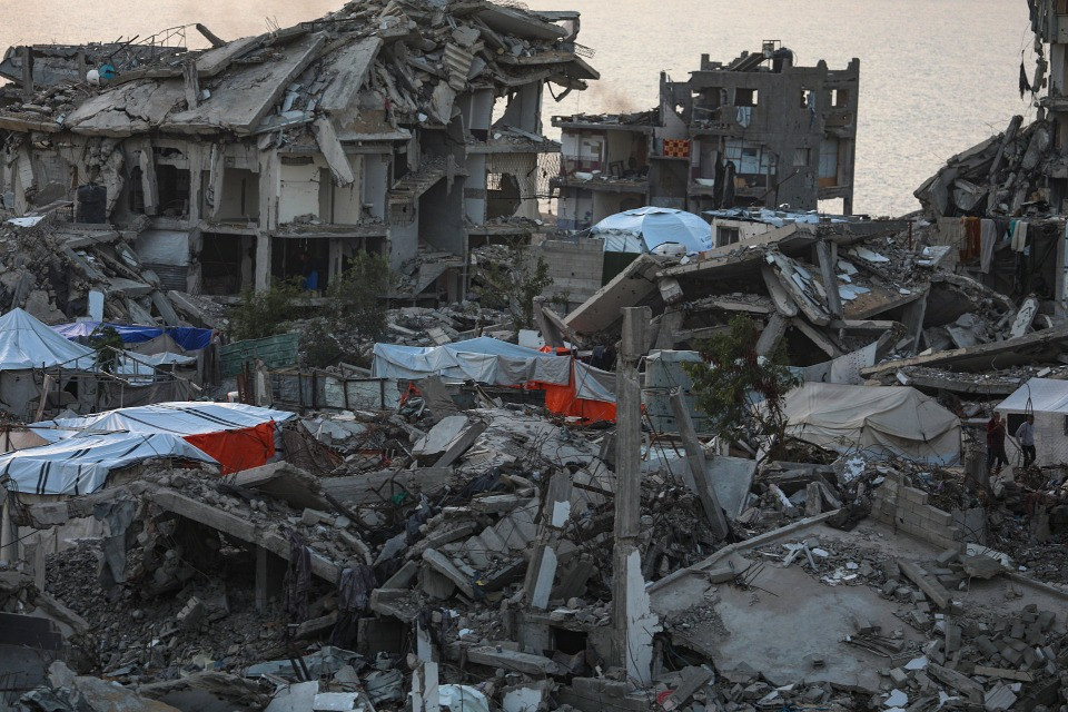 I jet israeliani tornano a bombardare pesantemente la Striscia di Gaza