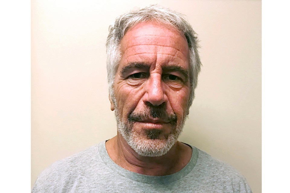 Il Senato approva la legge per divulgare i file Epstein
