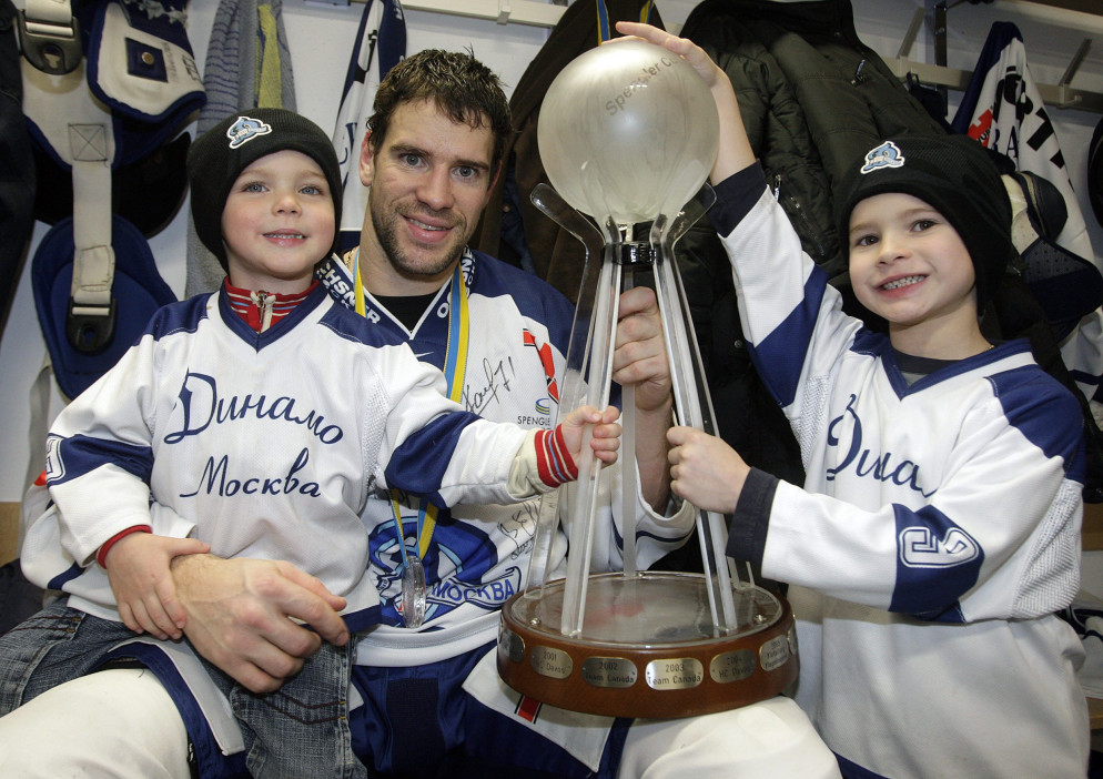 Eric Landry con i figli Lukas e Manix dopo la vittoria della Coppa Spengler 2018. © Keystone/Salvatore Di Nolfi