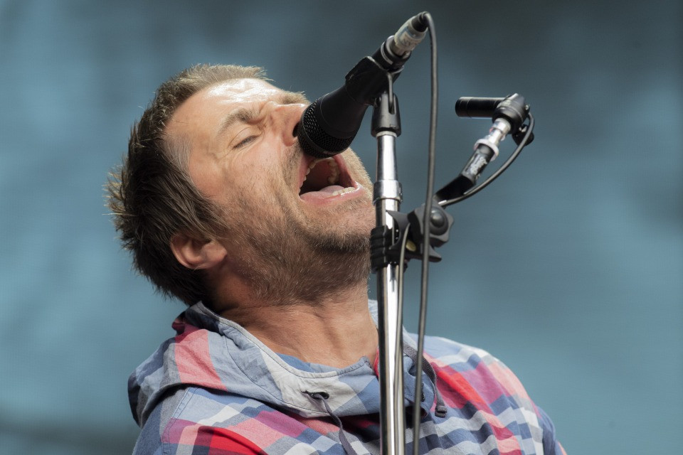 Liam Gallagher gela i fan: «Mi vedrete l’anno prossimo, non sono ancora sicuro se sarà con gli Oasis»