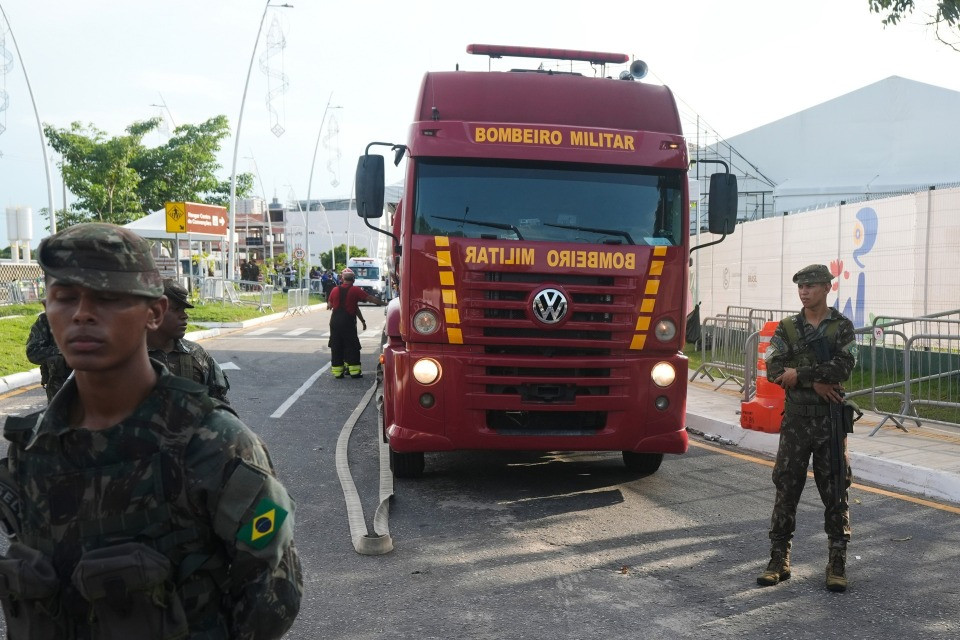 Tredici persone intossicate nell'incendio alla COP30