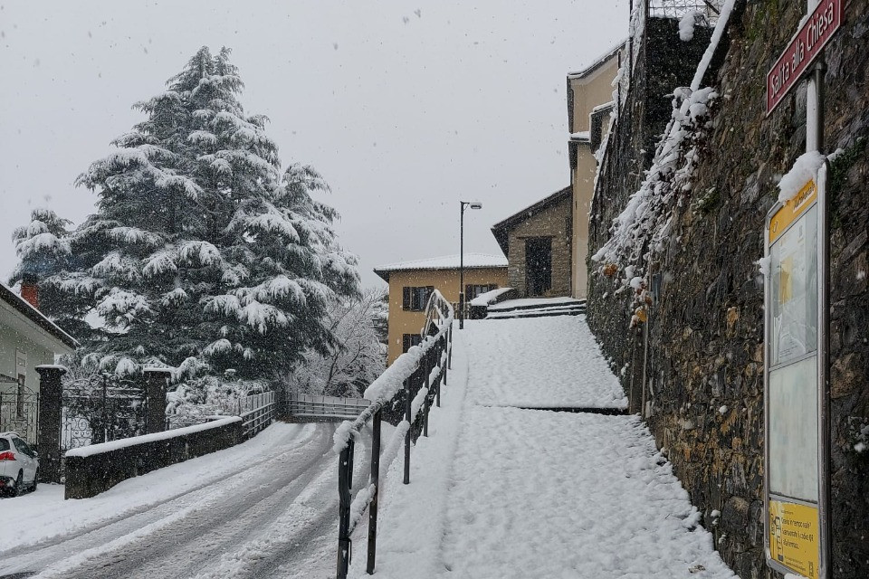 Eccola: la neve arriva anche nel Mendrisiotto e Luganese