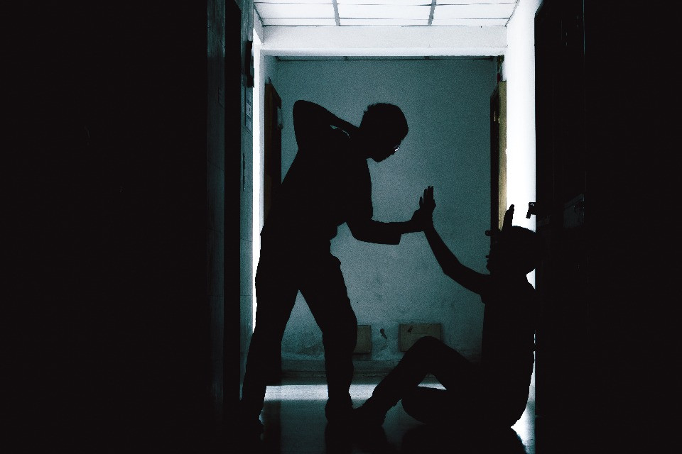 Dai pugni al calcio in testa: è stato tentato omicidio