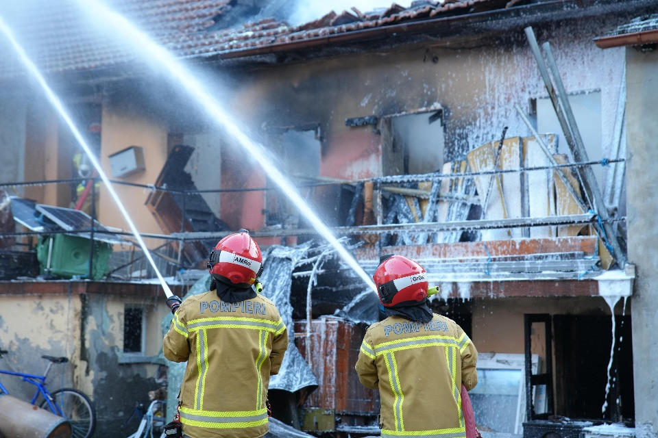 Fiamme in un'abitazione a Bodio, sfollate circa 30 persone