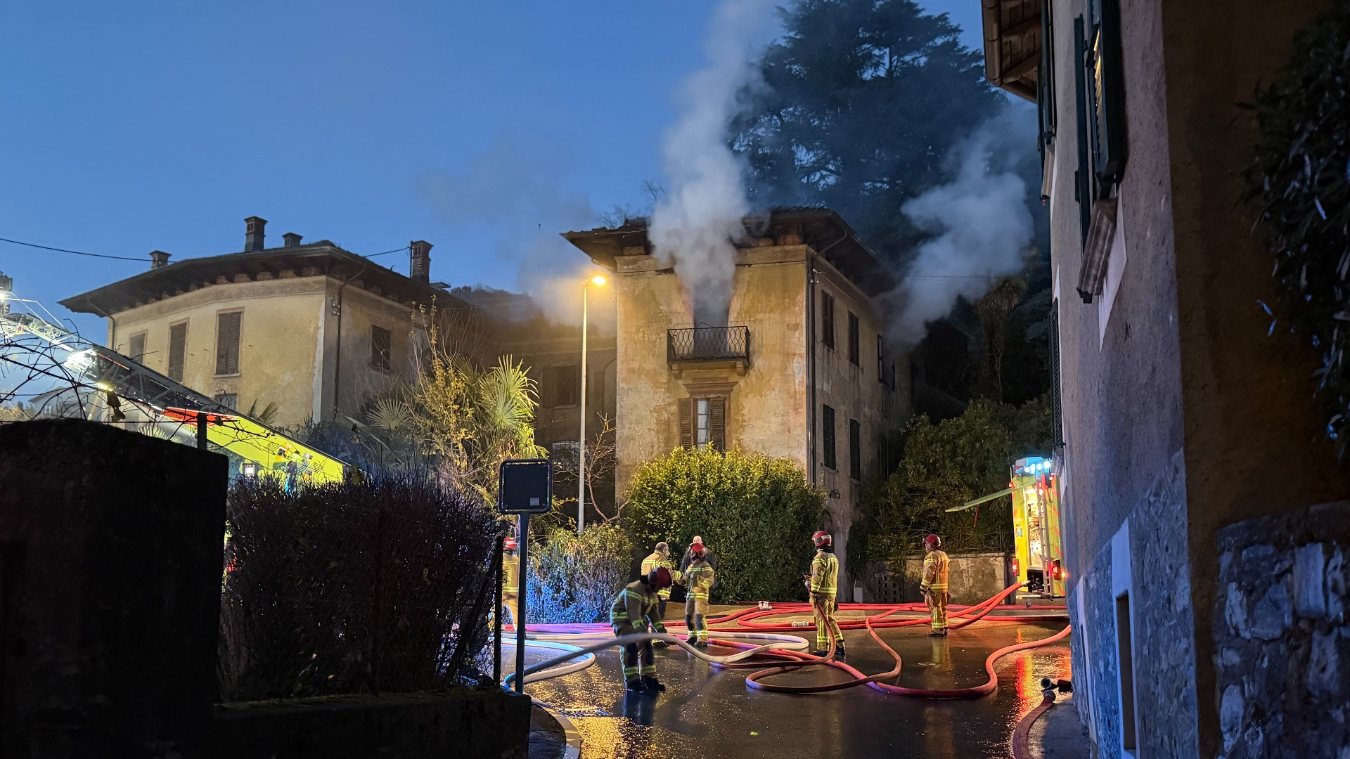 Incendio nel nucleo di Vacallo, in fiamme Villa Bertola