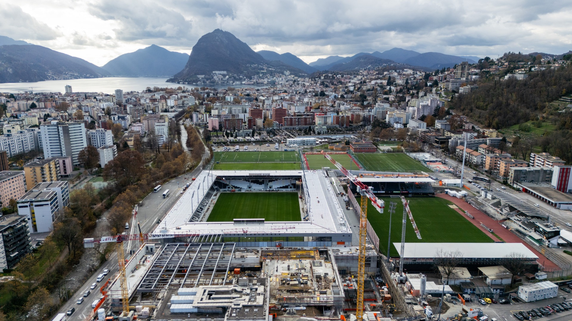 Lo stadio che nasce tra luci e ombre