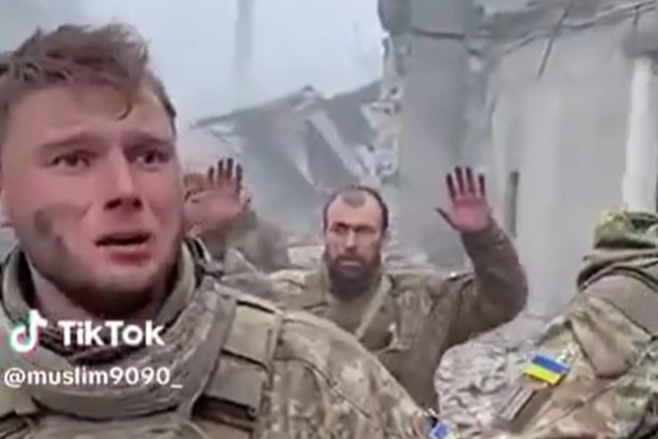 I video IA dei soldati ucraini che si arrendono rilanciati dalla propaganda filorussa