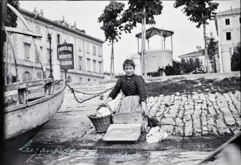 Lavandaia sulla riva del lago davanti al Palazzo Civico, 1894. Negativo su pellicola 13x18, gelatina ai sali d’argento.