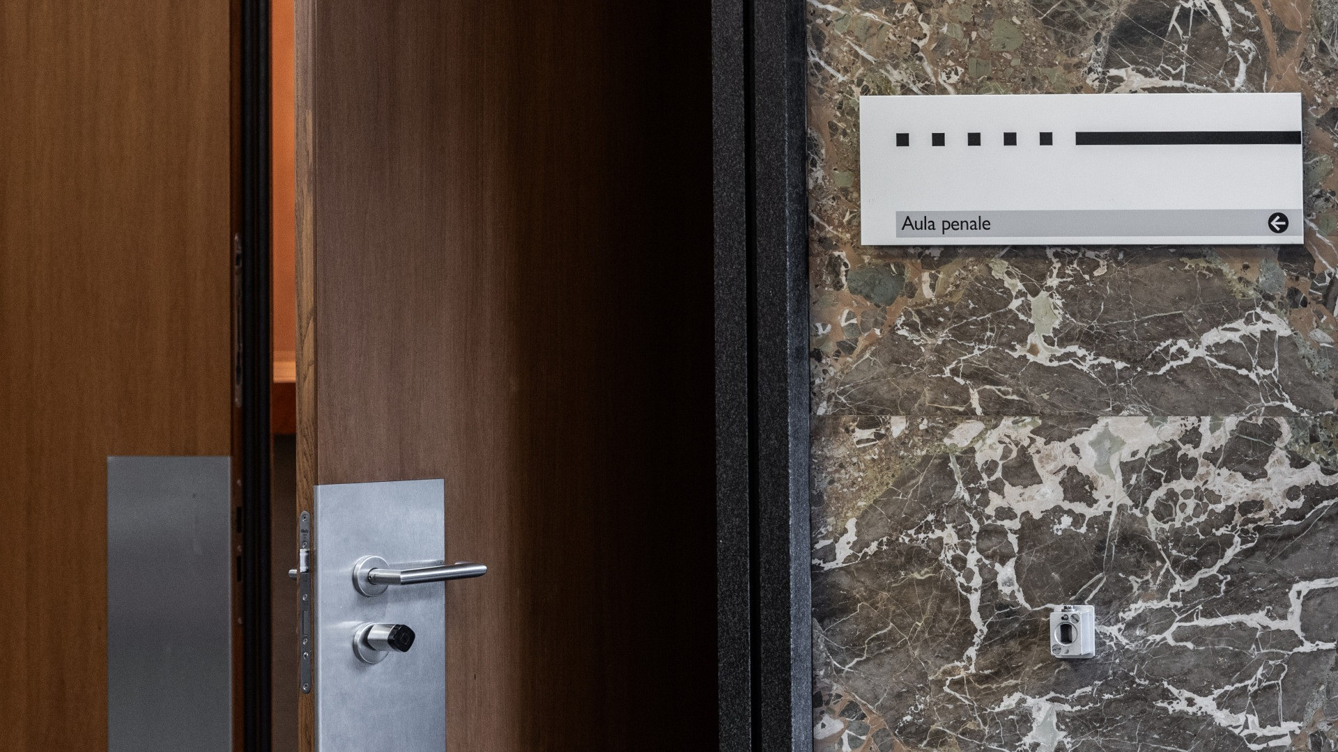 Presunti abusi sulla figliastra: «Bugiardo lui, succube lei»