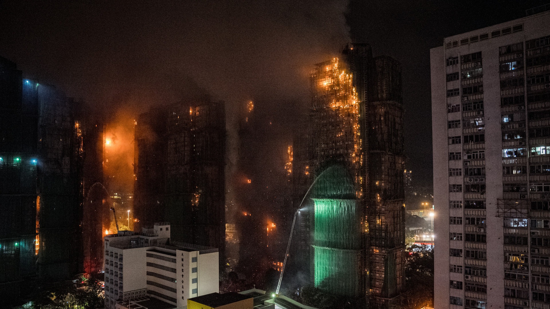 In fiamme diversi grattacieli a Hong Kong