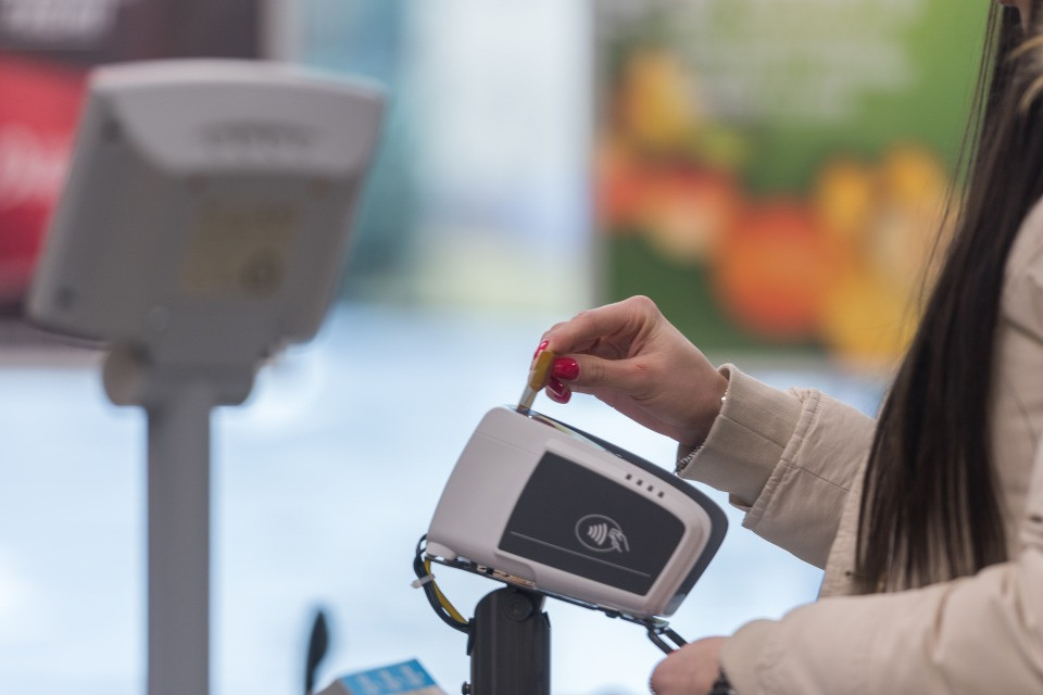 Carte di credito: in Svizzera, presto, cambieranno le commissioni