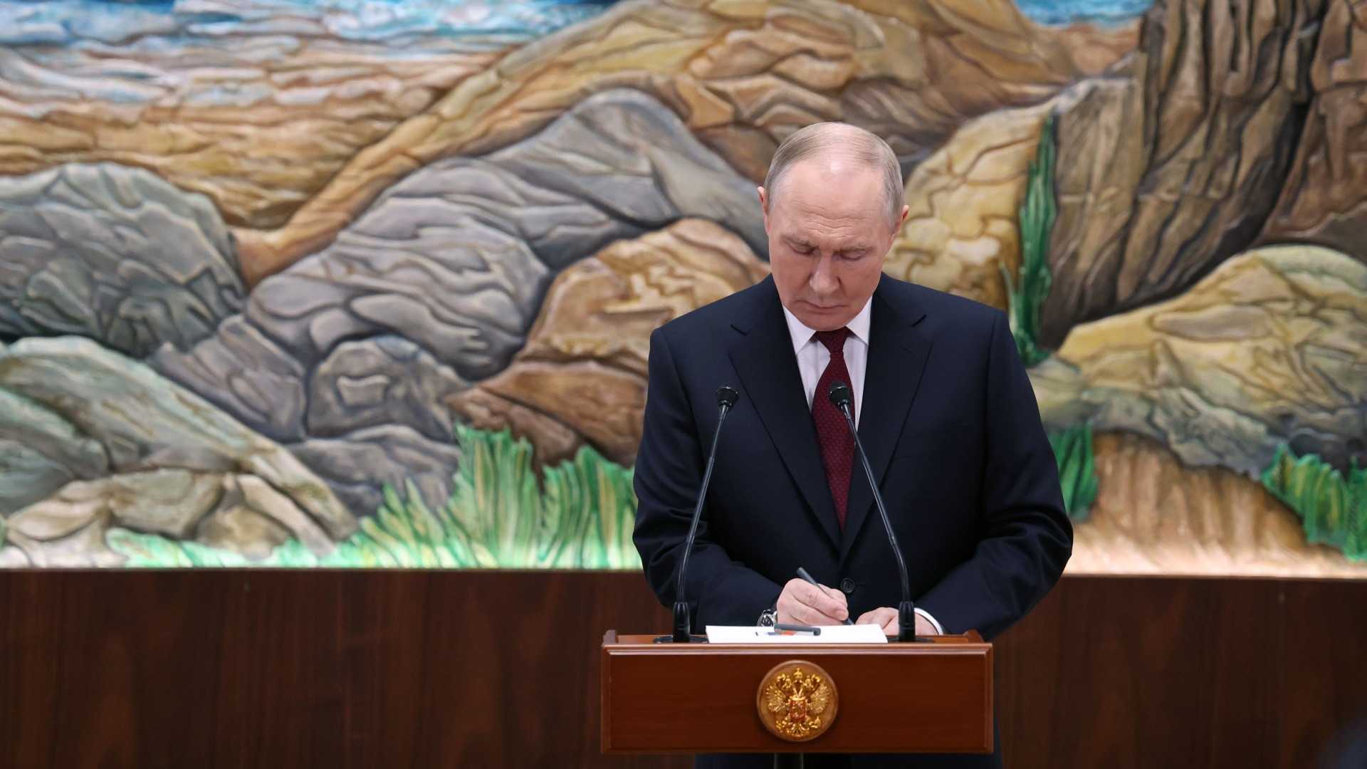 Putin: «Trattiamo pure, ma se Kiev non lascia il Donbass lo prendiamo con la forza»