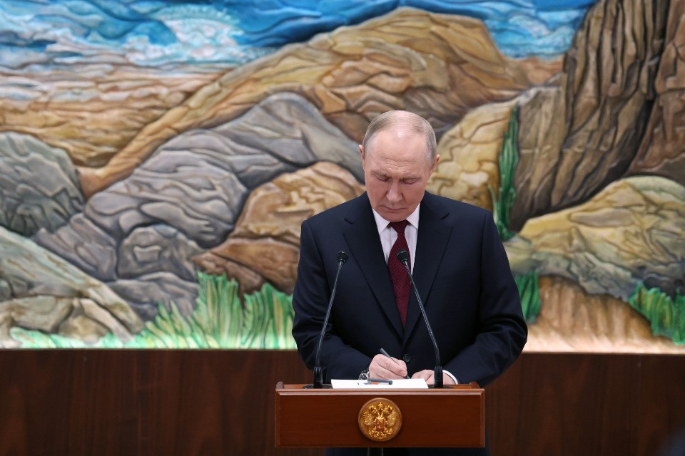 Putin: «Trattiamo pure, ma se Kiev non lascia il Donbass lo prendiamo con la forza»