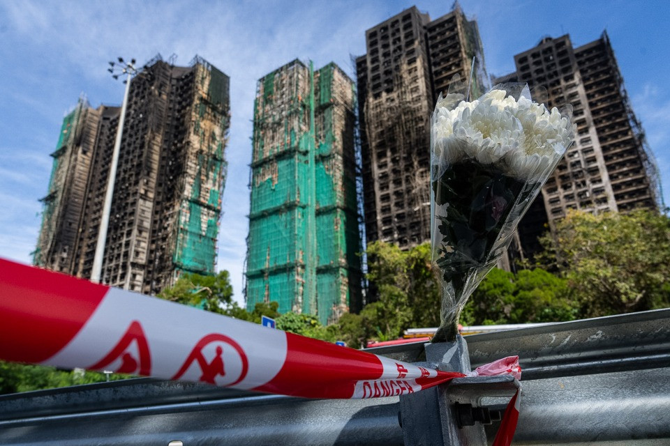 Spento dopo quasi 48 ore il violento incendio di Hong Kong
