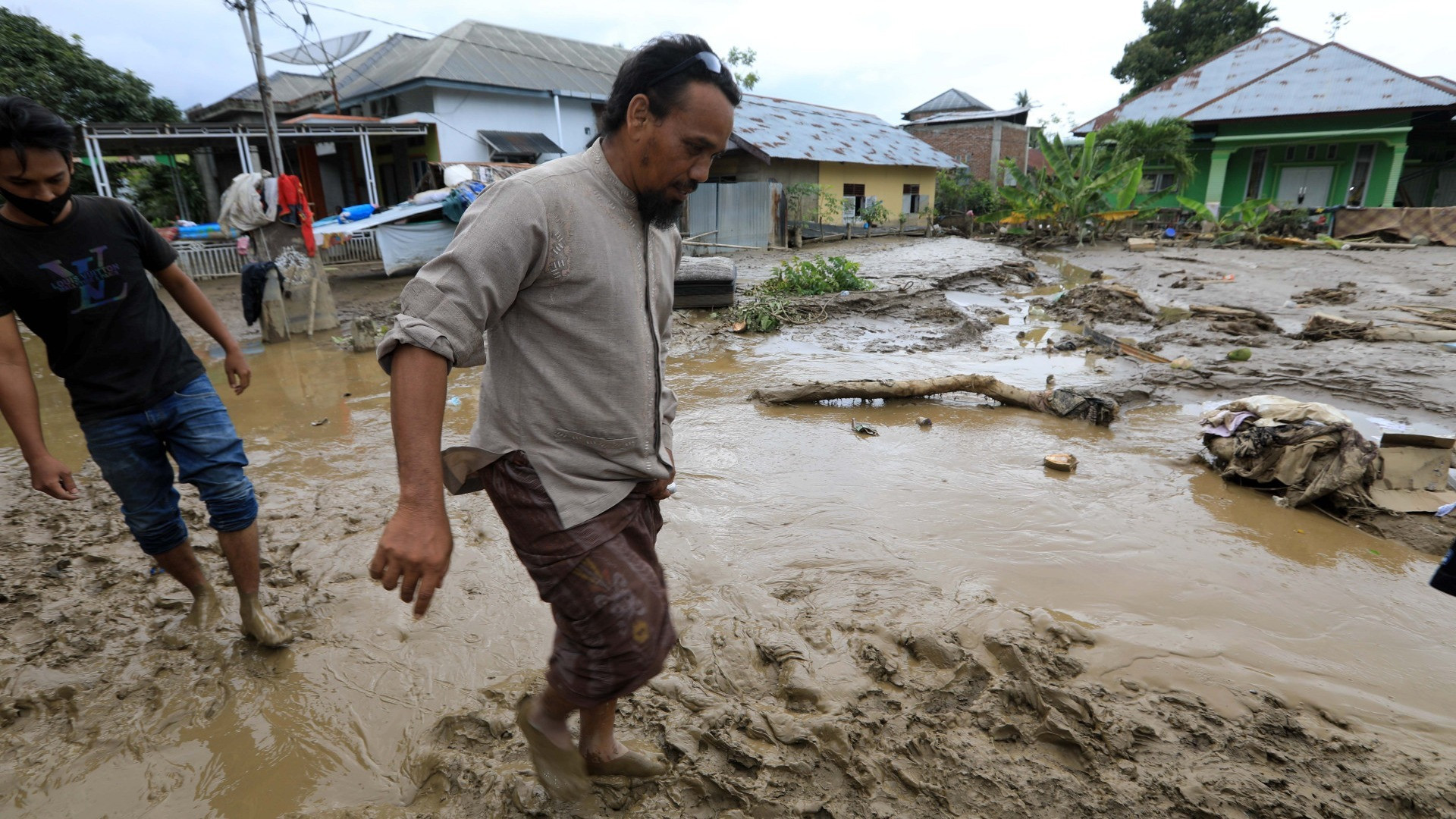L'Indonesia devastata dalle inondazioni: «Un altro promemoria del cambiamento climatico»