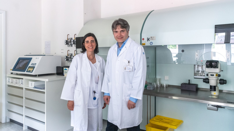 Ancora il dottor Santi insieme ad Alessandra Fusconi, responsabile del laboratorio del centro di Medicina della fertilità alla «Carità» di Locarno. © CdT/Chiara Zocchetti
