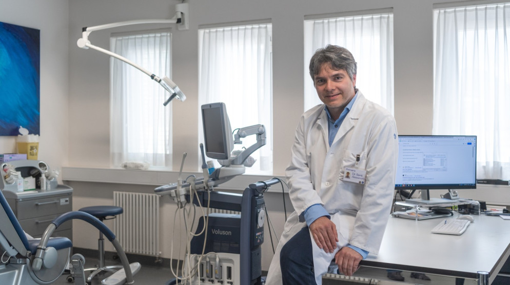 Il dottor Alessandro Santi nel suo ambulatorio all'ospedale «La Carità» di Locarno. © CdT/Chiara Zocchetti