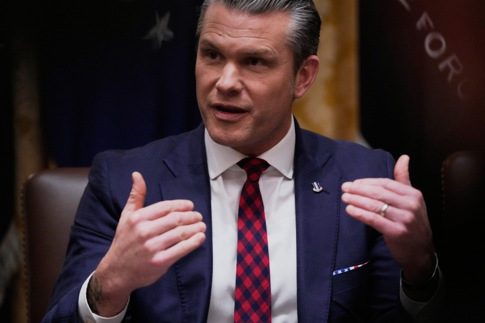 Nuovi guai per Hegseth: «Mise a rischio la vita dei militari»