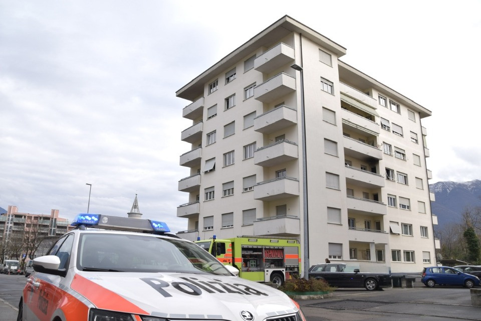 Fiamme in un appartamento a Locarno, sfollate 20 persone