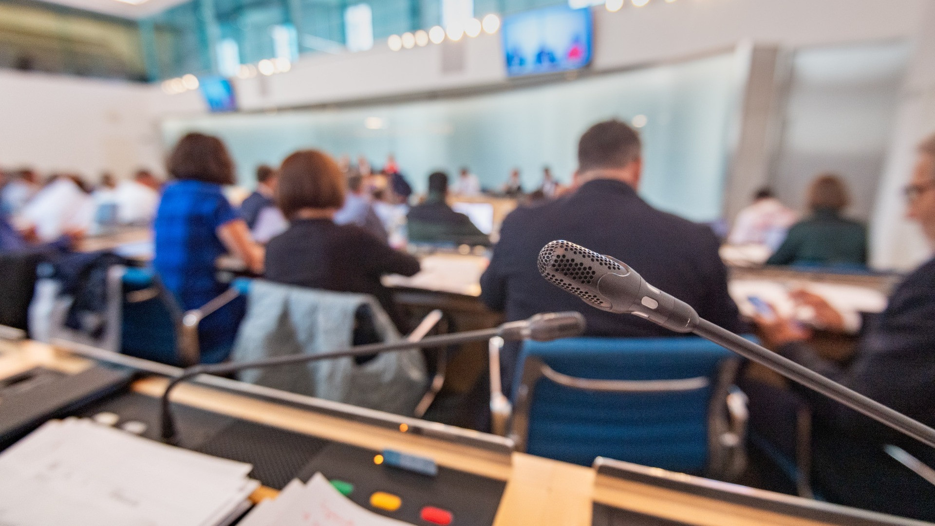 «In aula bisogna parlare meno»: ma la proposta divide la politica