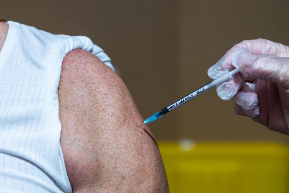 «I vaccini anti-Covid non hanno provocato alcun aumento di mortalità»