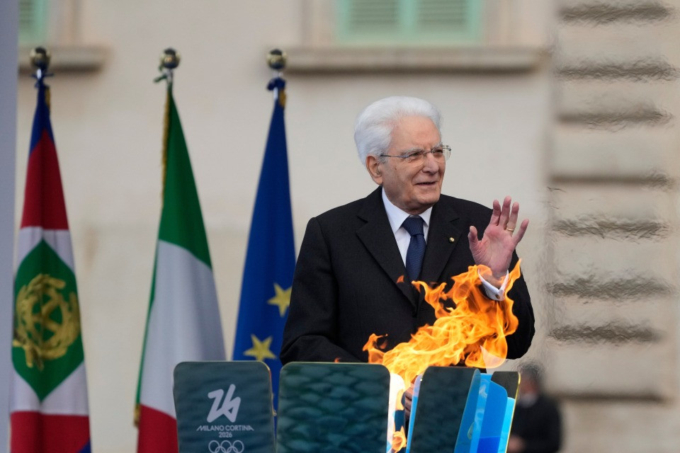 Mattarella: «Accendiamo la torcia olimpica, segno di speranza e pace»