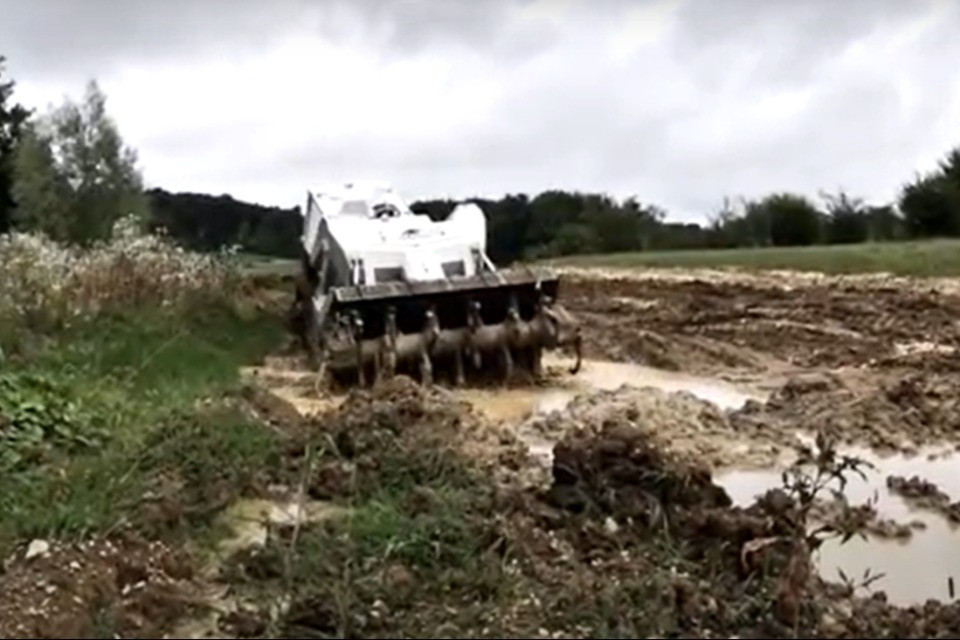 Una macchina per lo sminamento dalla Svizzera all'Ucraina