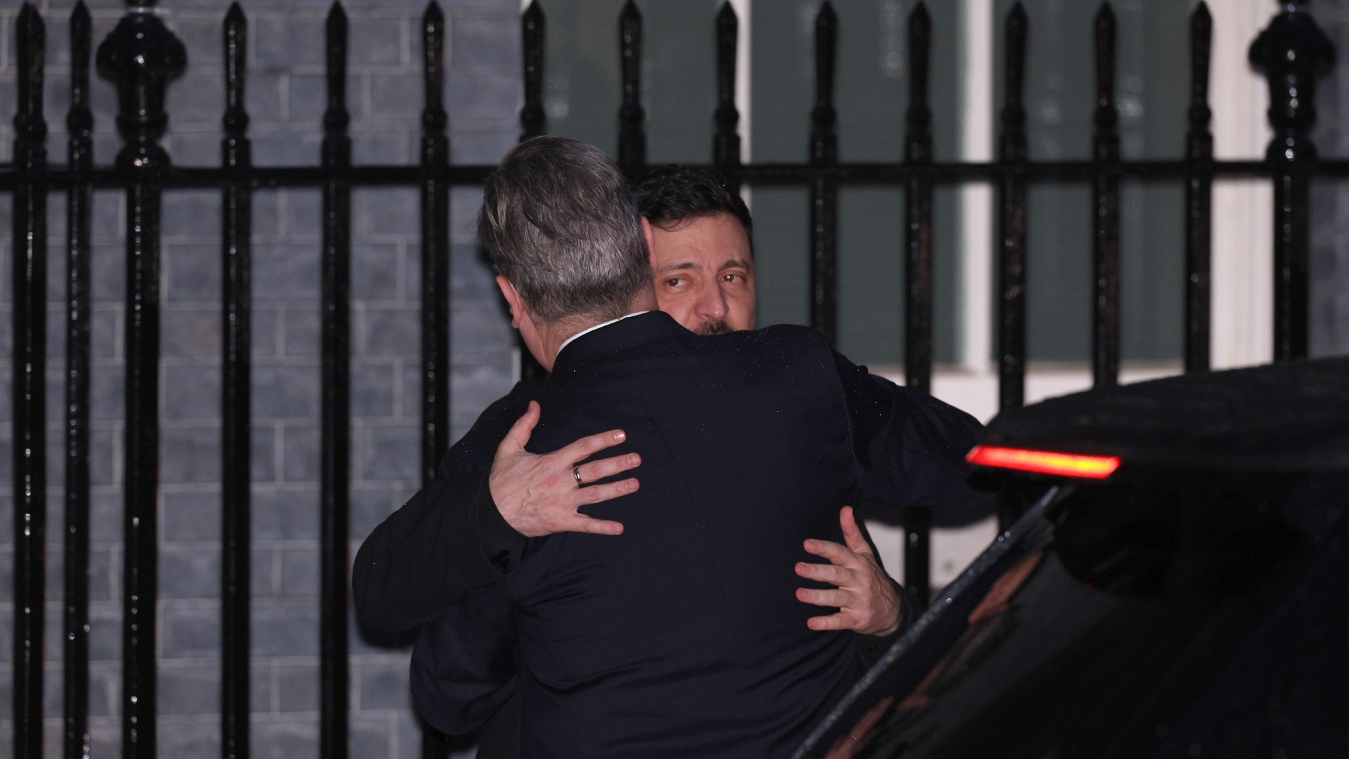 Zelensky lascia il Regno Unito dopo aver incassato il sostegno dei leader europei