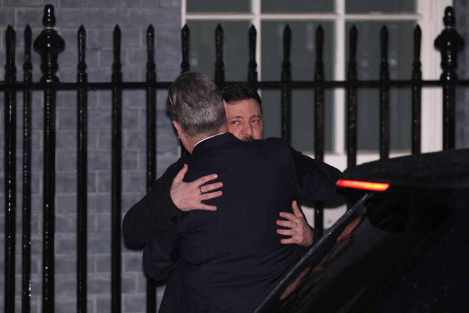 Zelensky lascia il Regno Unito dopo aver incassato il sostegno dei leader europei