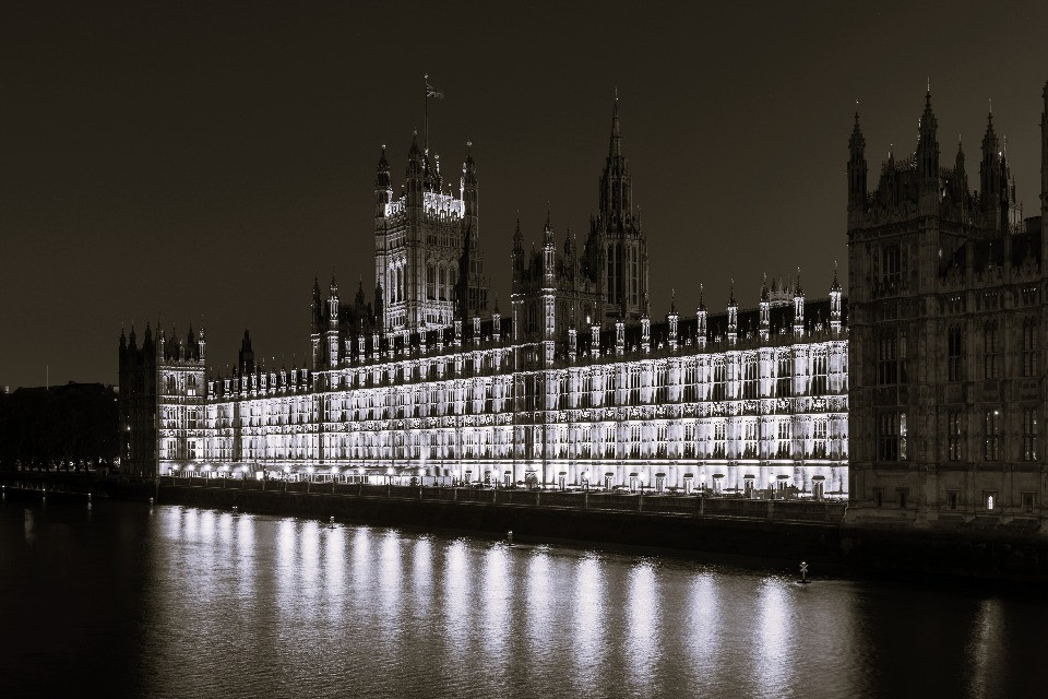 Si chiede l'approvazione del trattato fra Inghilterra e Irak