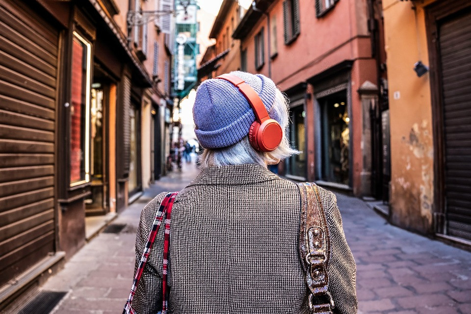 La Generazione Z vede un mondo «spaventoso»: pessimismo, cinismo e paura del futuro