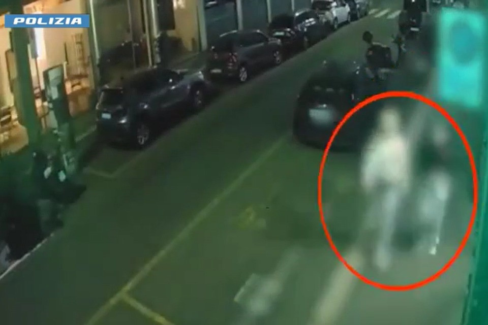 Gli offrono un passaggio, poi gli rubano un orologio da 25.000 euro: il video shock