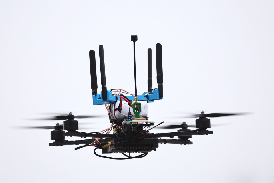 Droni non identificati nei cieli europei: il Regno Unito pensa ad armi laser