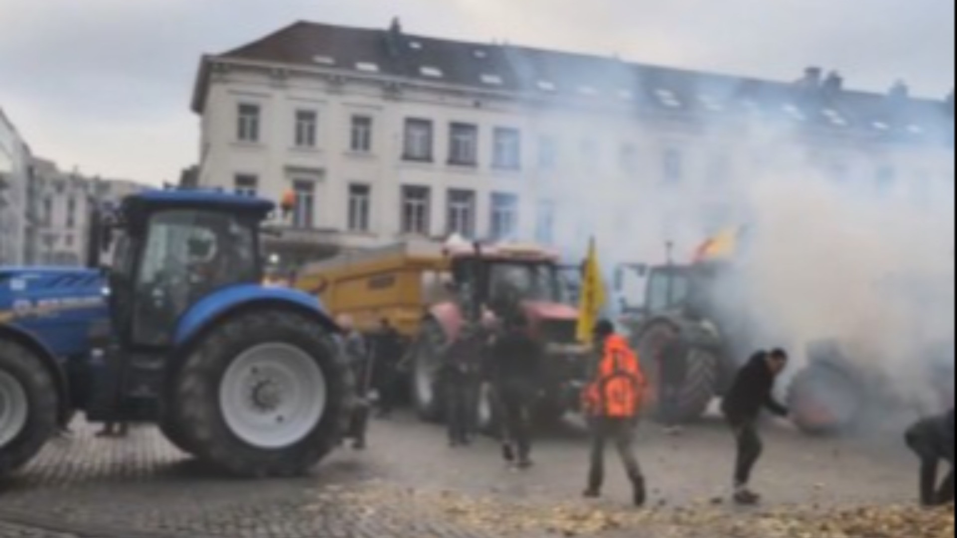 Trattori davanti al Parlamento europeo, lancio di pietre e fumogeni