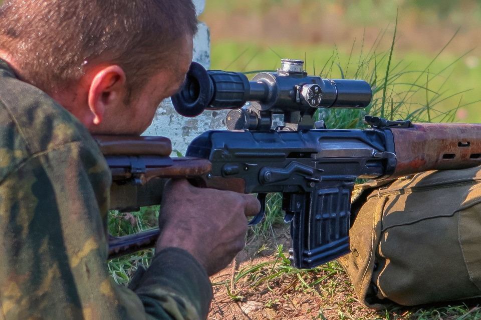 Mercenario svizzero a processo: si era arruolato come cecchino in Ucraina