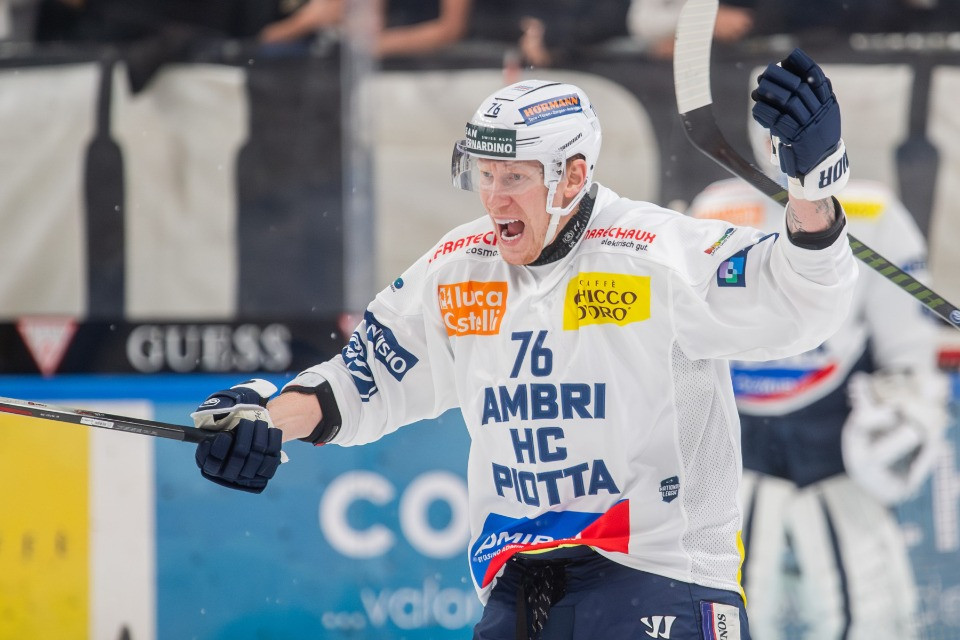 Michal Cajkovsky alla Coppa Spengler con il Friborgo