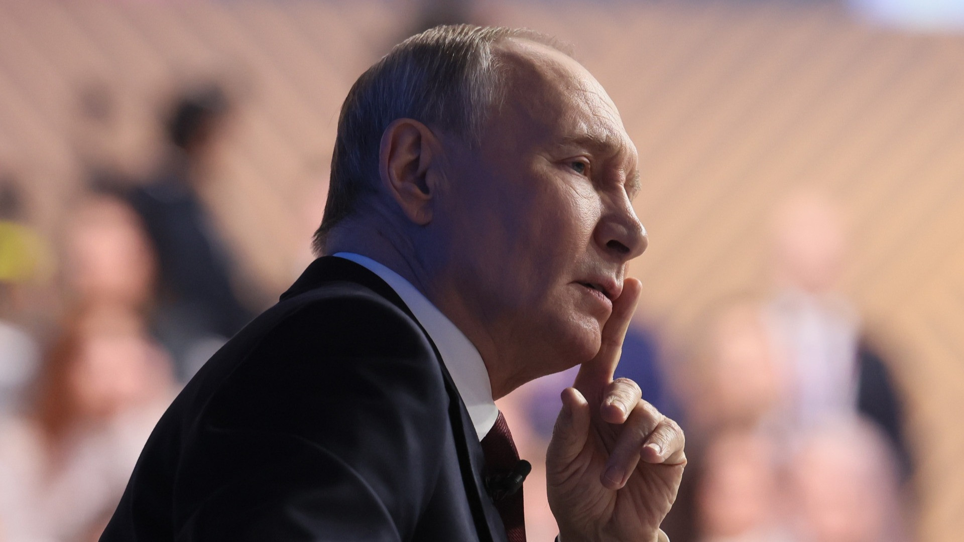 «Putin è pronto al dialogo con Macron»