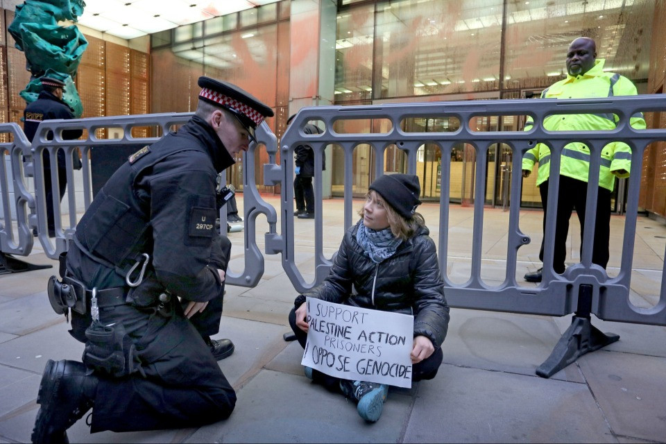 Greta Thunberg in manette a Londra durante un raduno pro-Pal